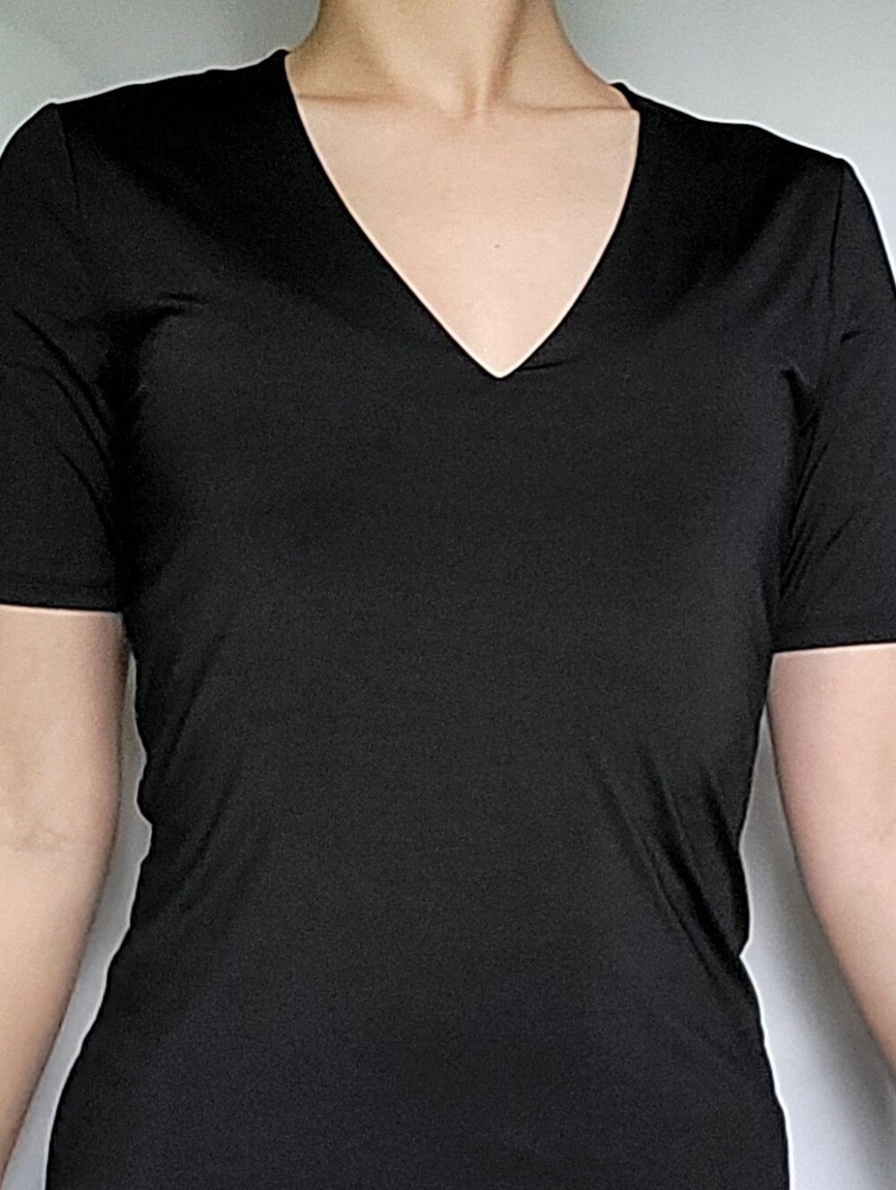 EXPRESS Slinky Black Sharp V Neck Tee
